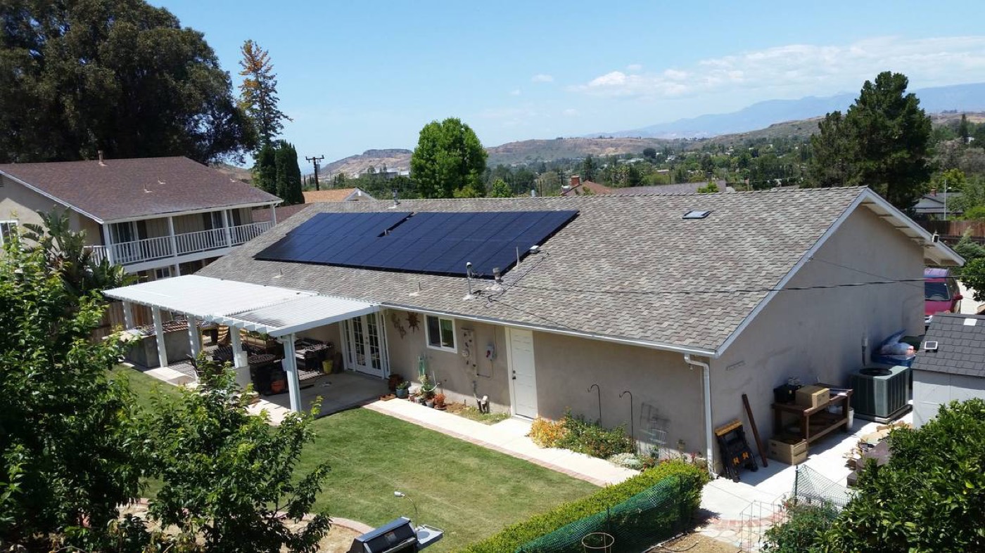 Prédio comercial com painéis solares na cobertura