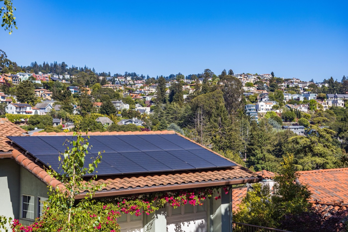 Instalação de módulos fotovoltaicos em telhado residencial