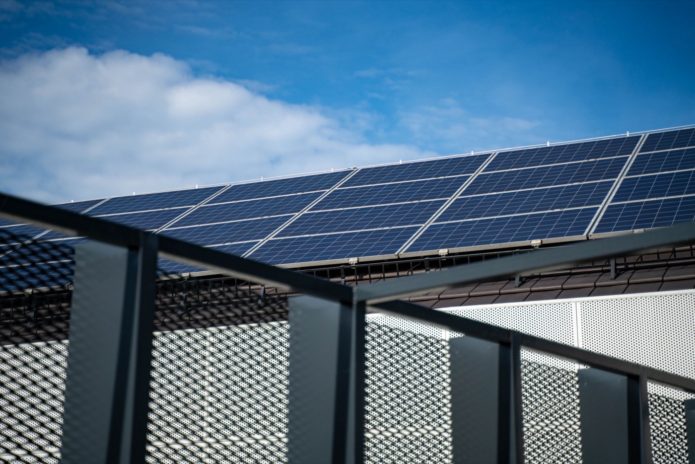Estrutura com módulos fotovoltaicos em área rural